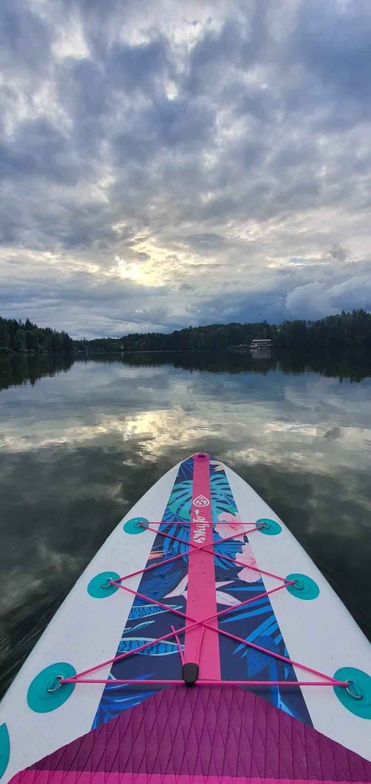 Paddleboard na hladině