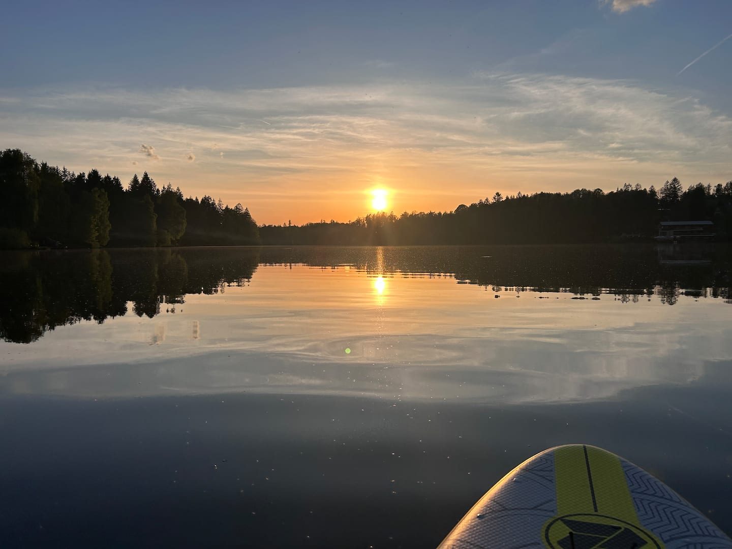Západ slunce nad rybníkem, pohled z paddleboardu